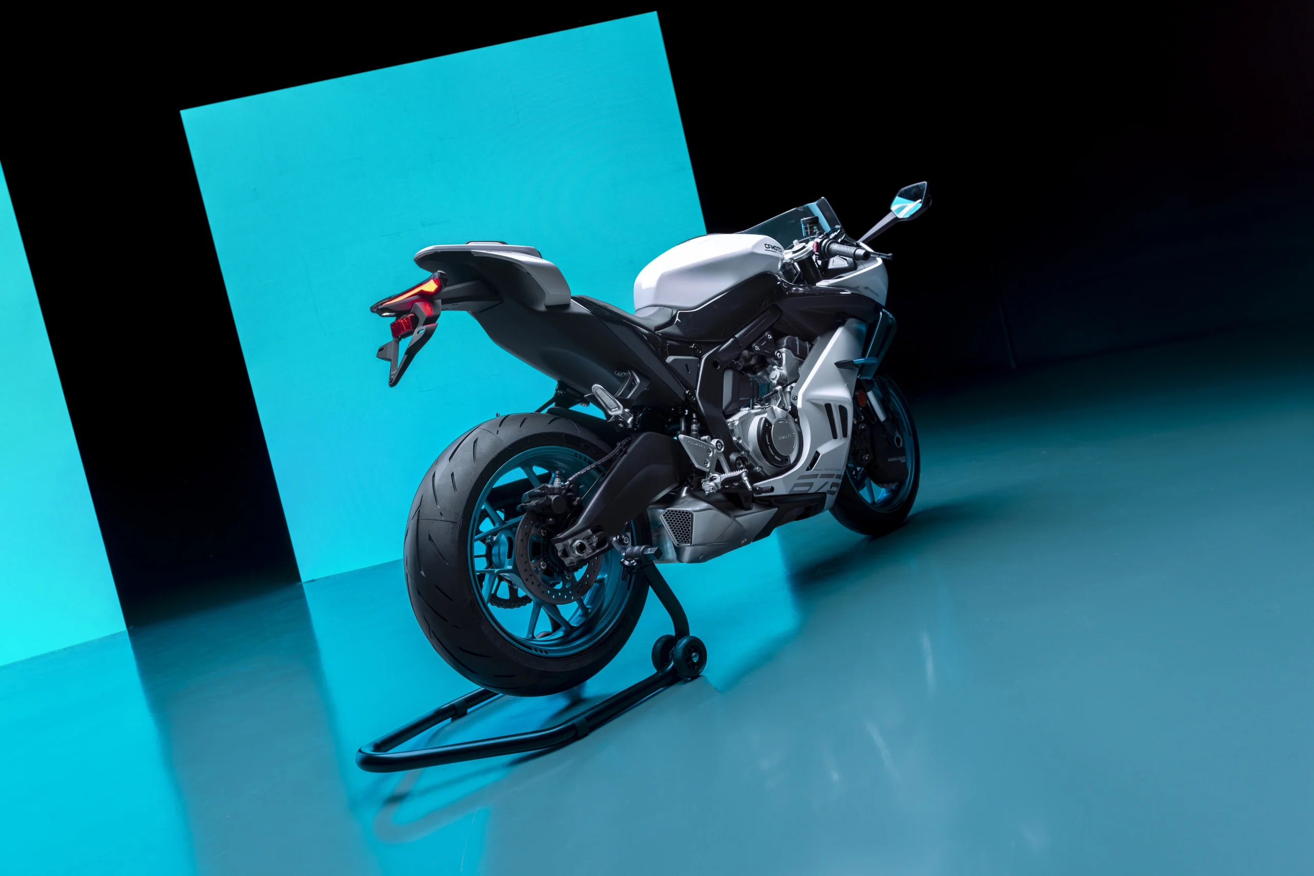 CFMOTO 675SR-R Nebula White 2025